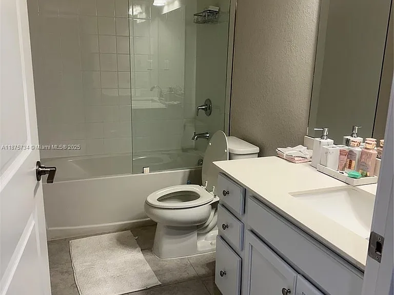 1070 NW 6th Ter #1070 — Photo 4