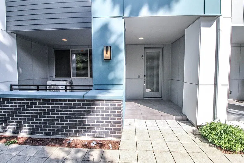 4 bed, 3.5 bath, 2241 sqft, $4,150 — Photo 3