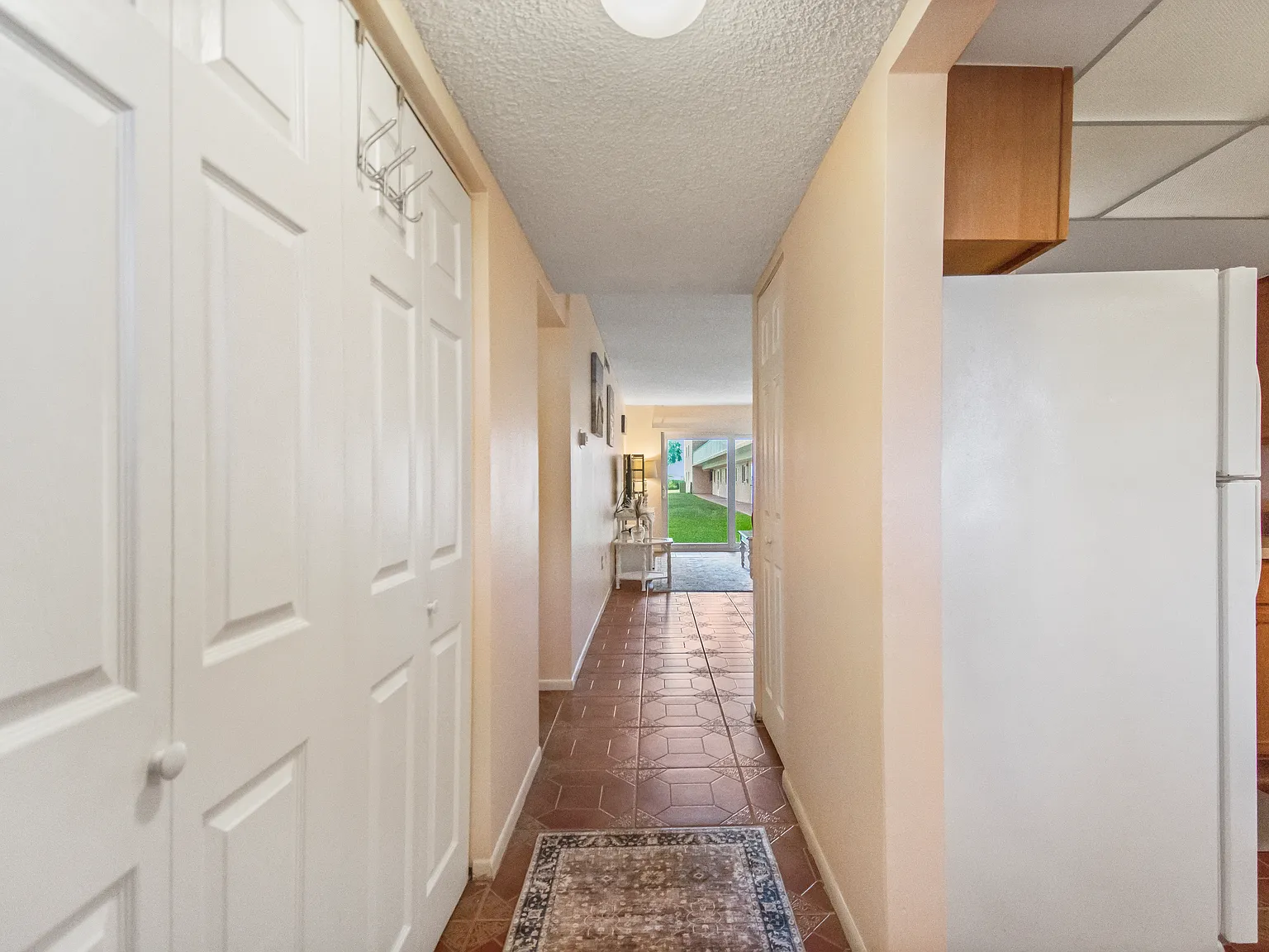 2 bed, 1800 sqft, $2,300 — Photo 2