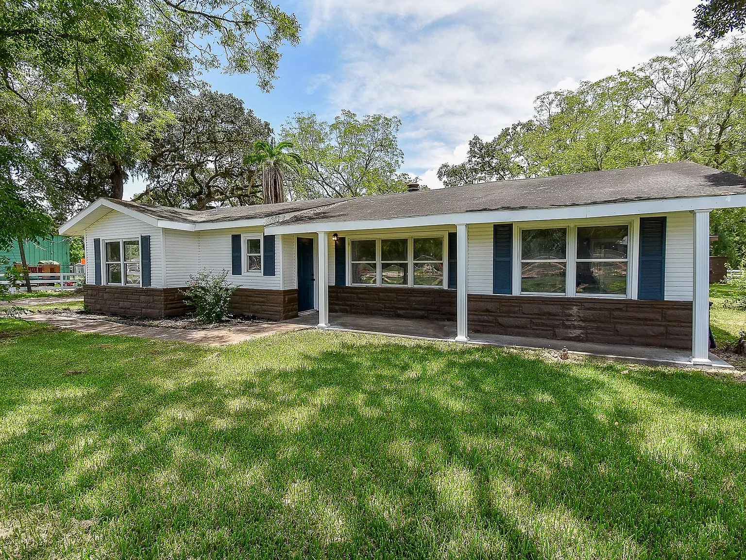 3 bed, 1.5 bath, 1708 sqft, $2,000 — Photo 1