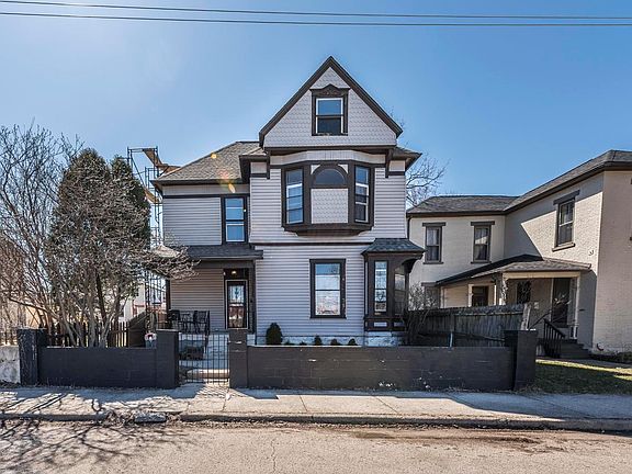 2nd image of 1097 E Oak St