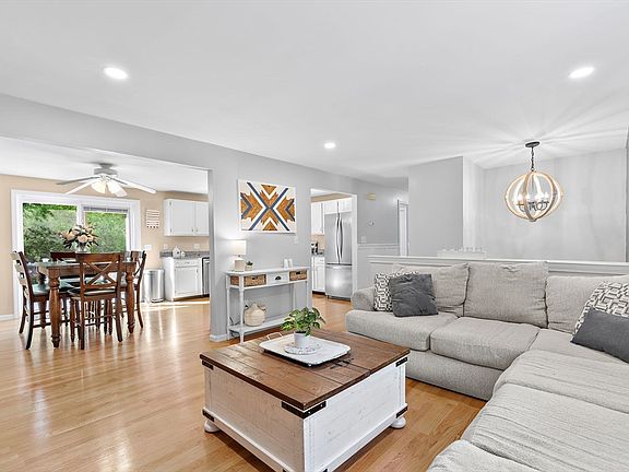 4th image of 26 Fleetwood Dr