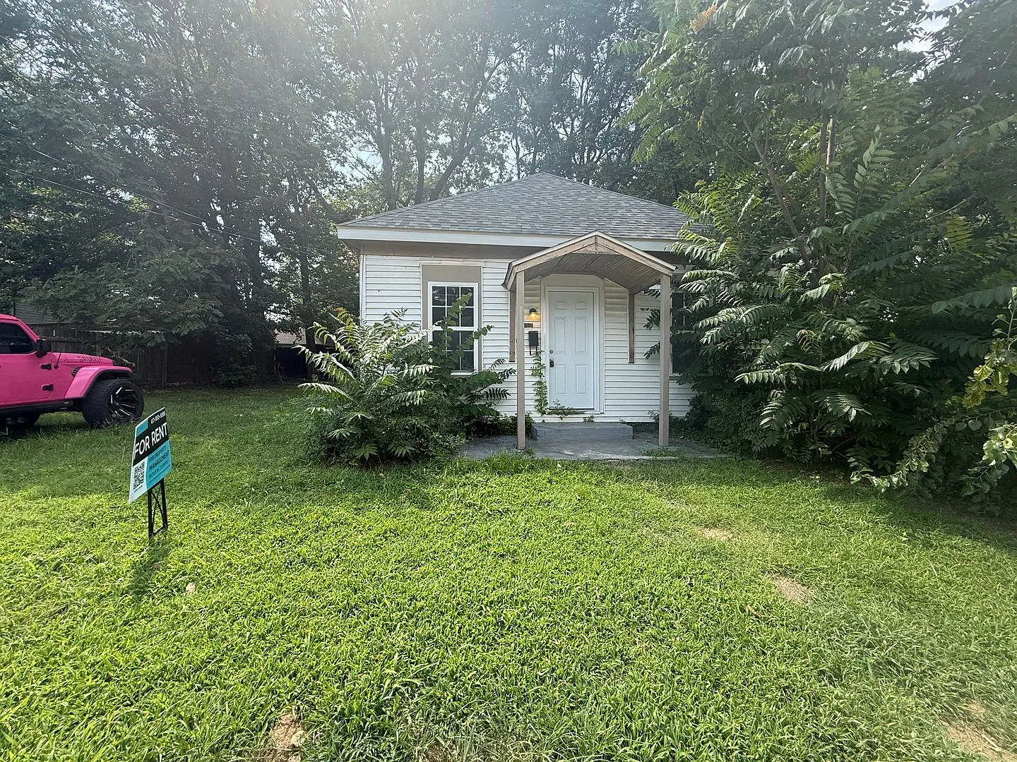 Come see this 2 Bedroom 1 Bath near Downtown! — Photo 1