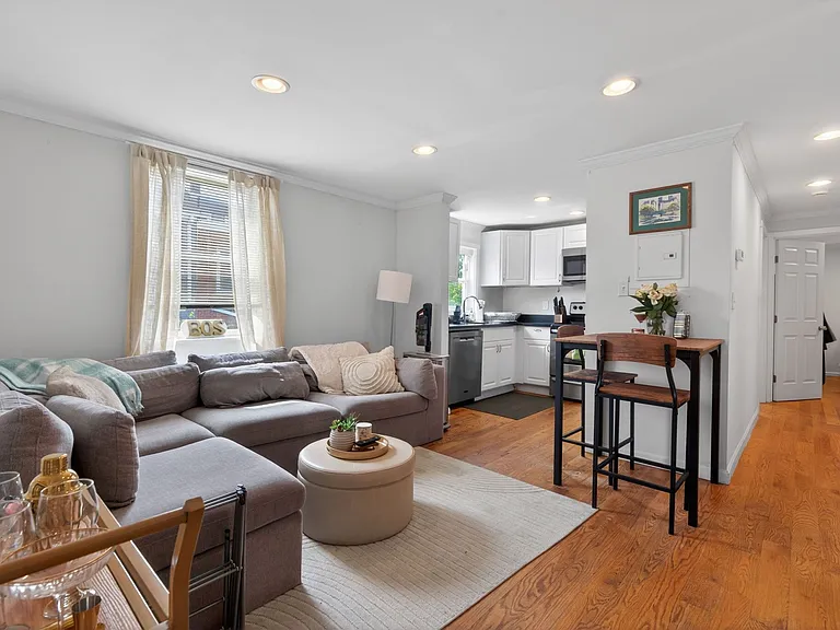 135 W Seventh St — Photo 13