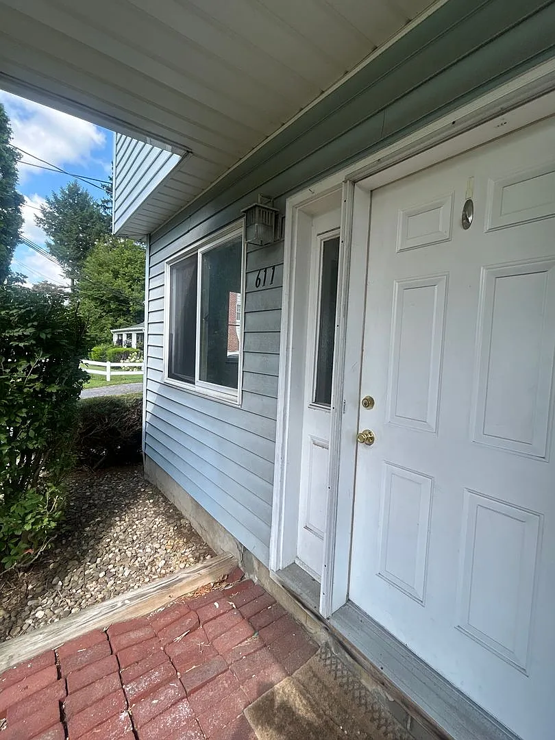 2 bed, 1 bath Townhouse — Photo 2