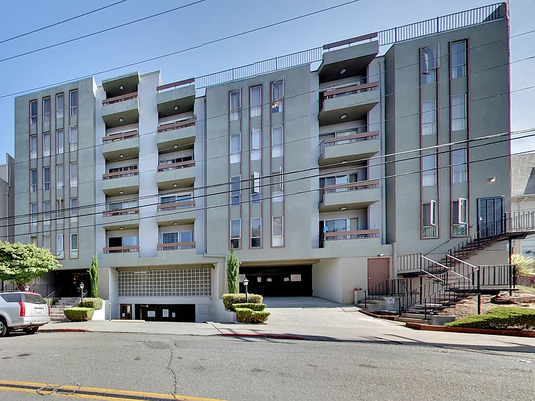 378 Van Buren - Renovated 2bed and 1bed units - Beautiful Building! — Photo 49