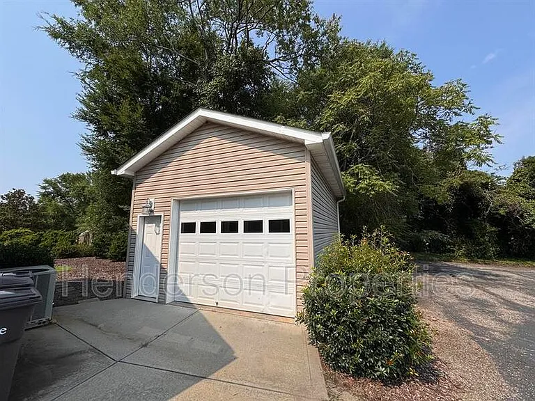 712 Hunter St — Photo 13