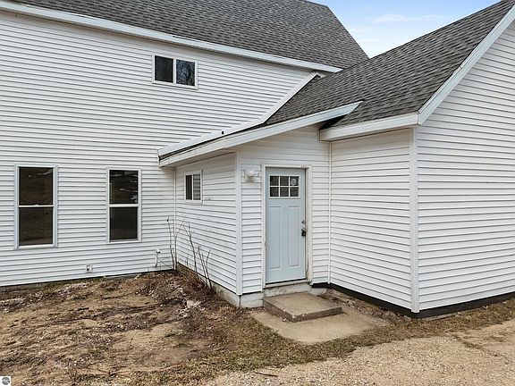 5th image of 701 W Main St