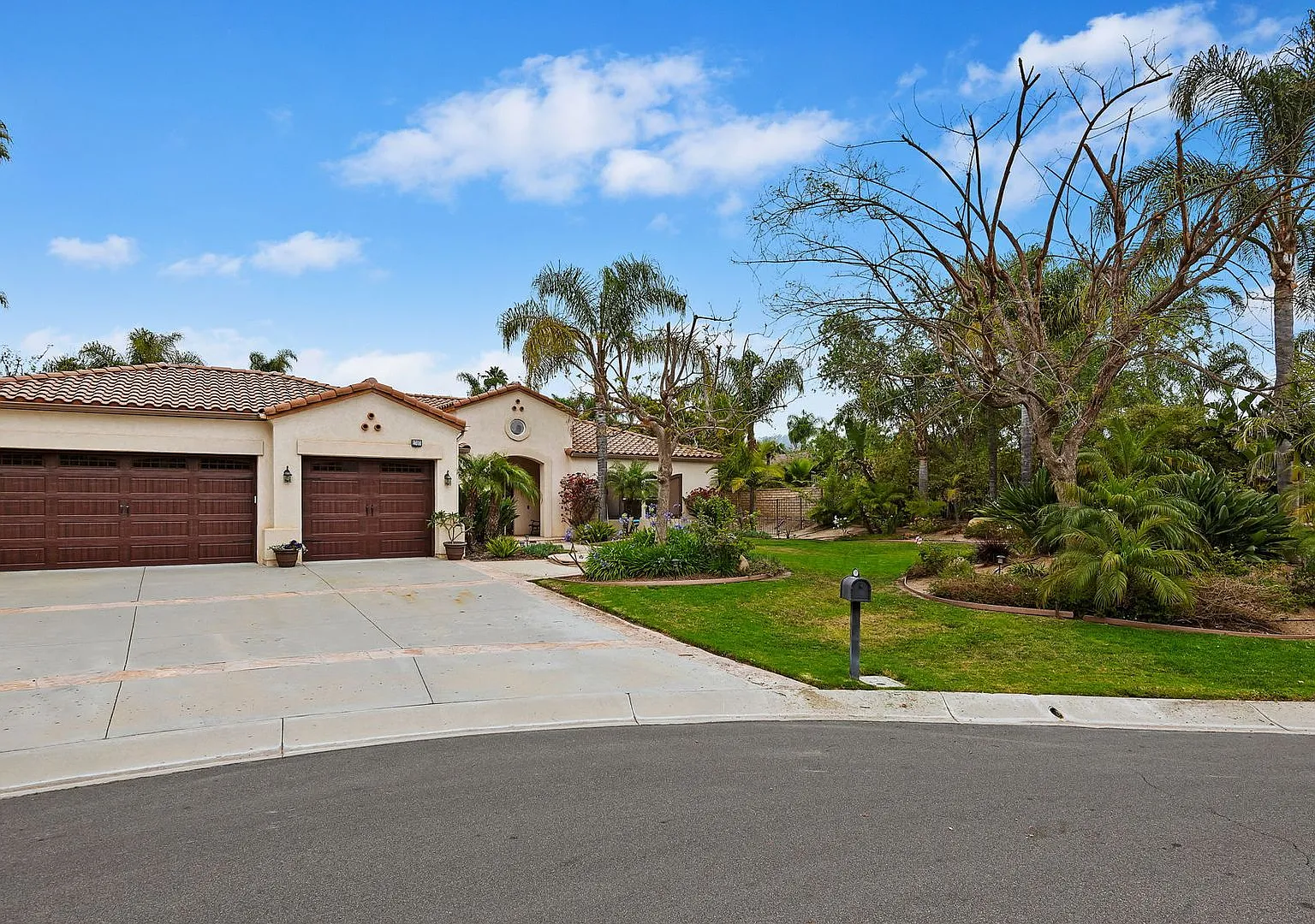 Beautiful 4- Bedroom House in Camarillo! — Photo 3
