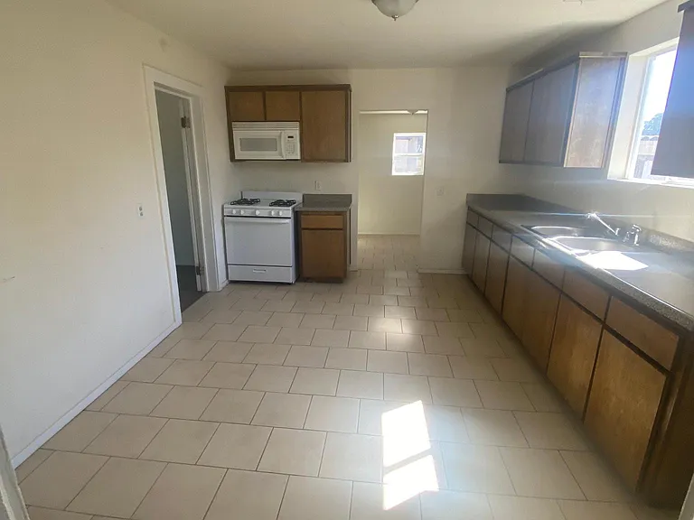 429 W Florinda St — Photo 2
