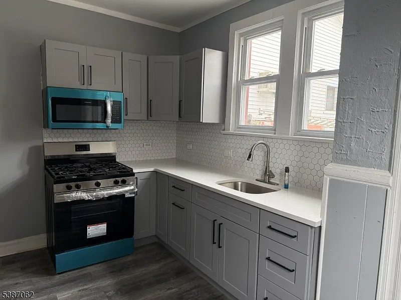 2 bed, 1.0 bath, $2,400 — Photo 2