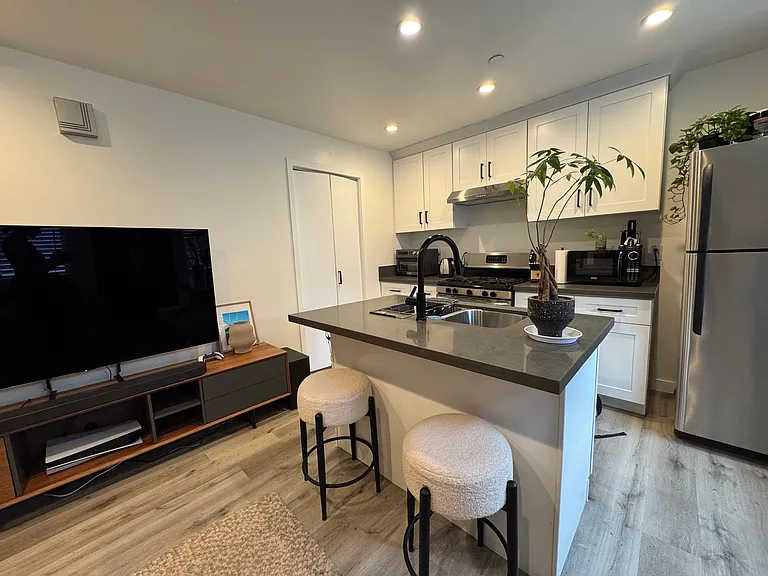 S Palm Ave — Photo 8