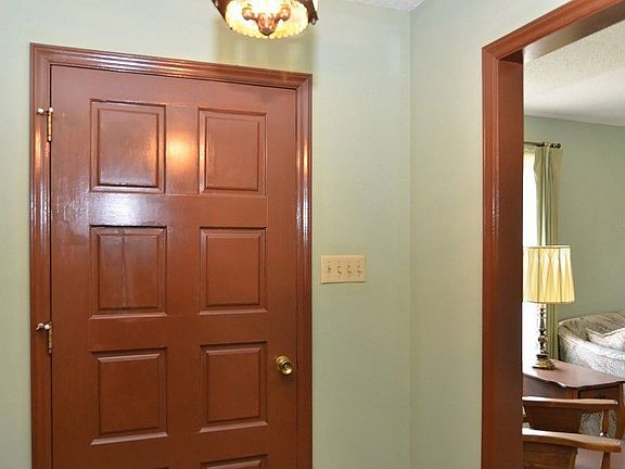 3rd image of 46 White Oak Dr