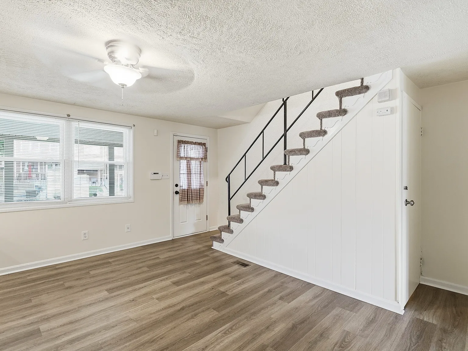 3 bed, 1.5 bath, 1024 sqft, $2,050 — Photo 4