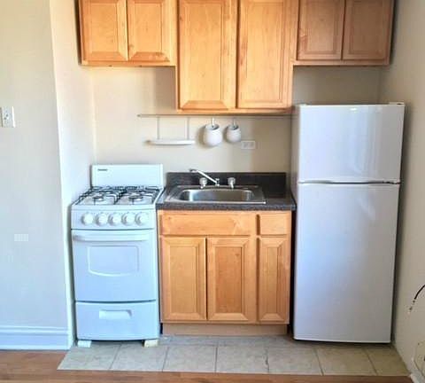 3rd image of 4852 N Damen Ave
