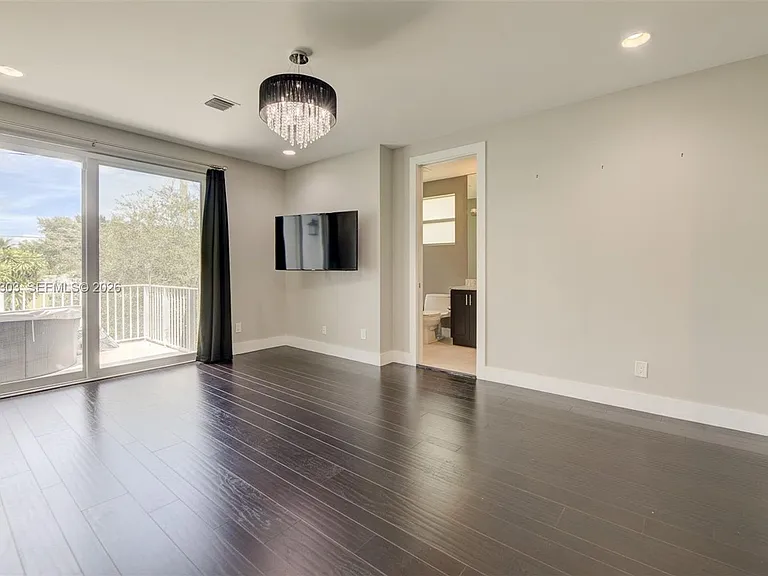 619 SW 17th St — Photo 17
