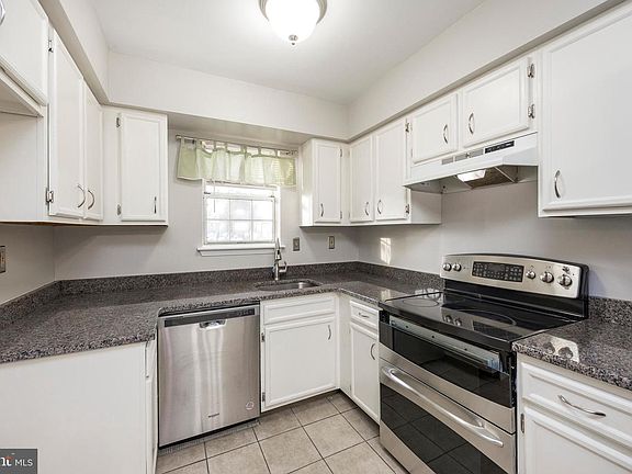 3rd image of 328 Carlyn Ct