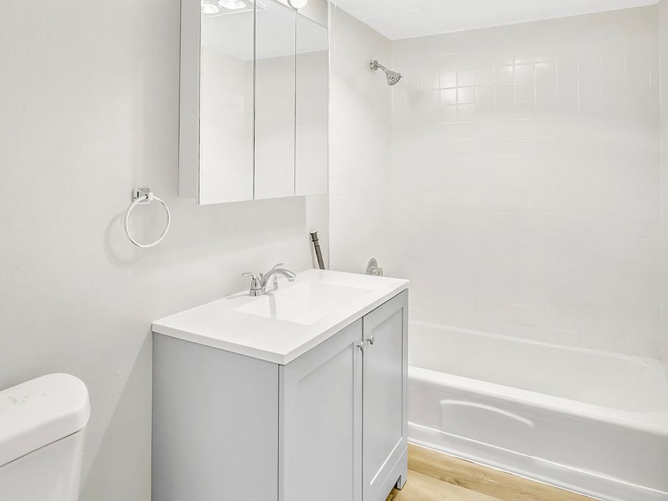 2nd image of 279A Oakville Ave