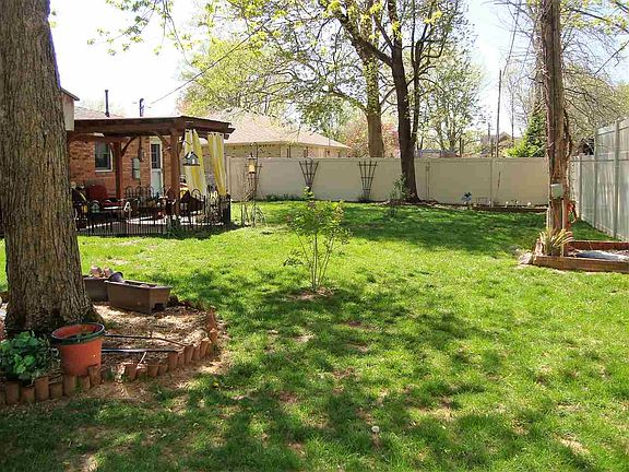 3rd image of 1044 Holly Dr