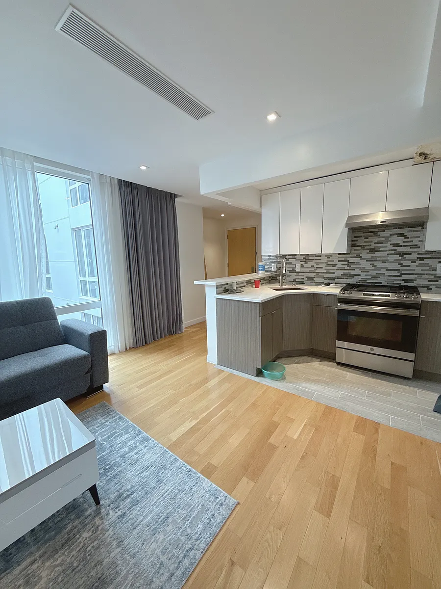 Building Photo - 4223 Parsons Blvd #6E