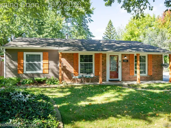 1061 Truwood Dr, Rochester Hills, MI 48307