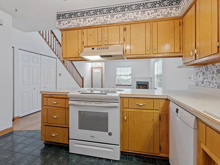 2510 Golden Park Ln — Photo 13