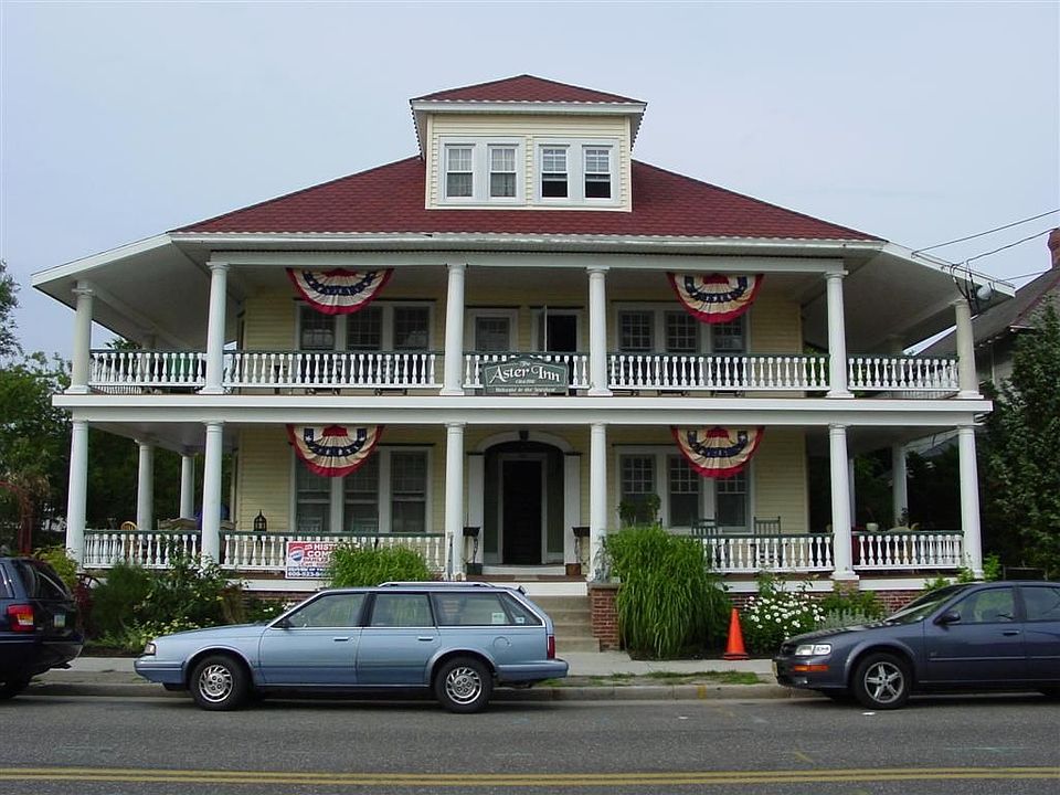 Front of Victorian, Condo is top right