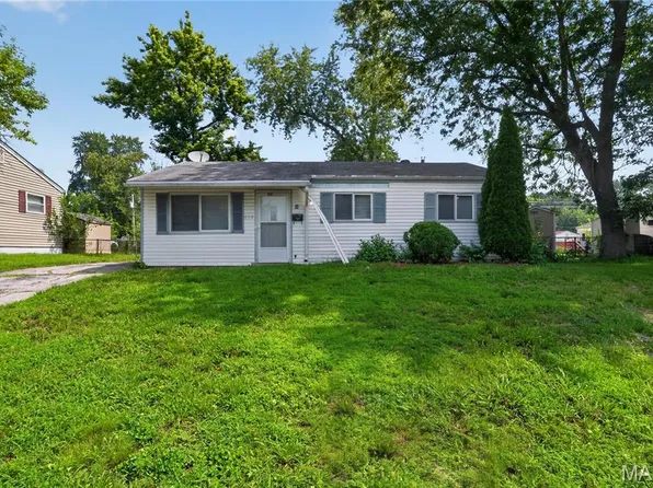 835 Lexington Park, Florissant, MO 63031
