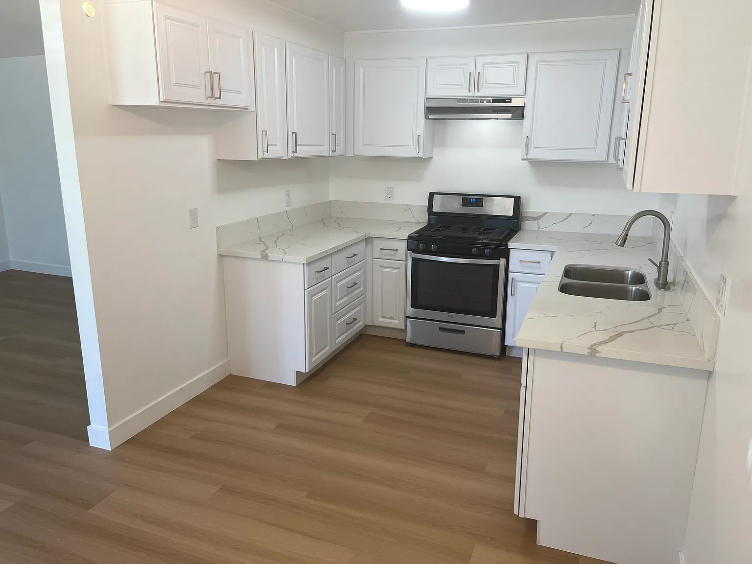 2 bed, 885 sqft, $1,900 — Photo 3