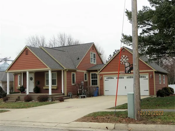206 6th St, Grundy Center, IA 50638