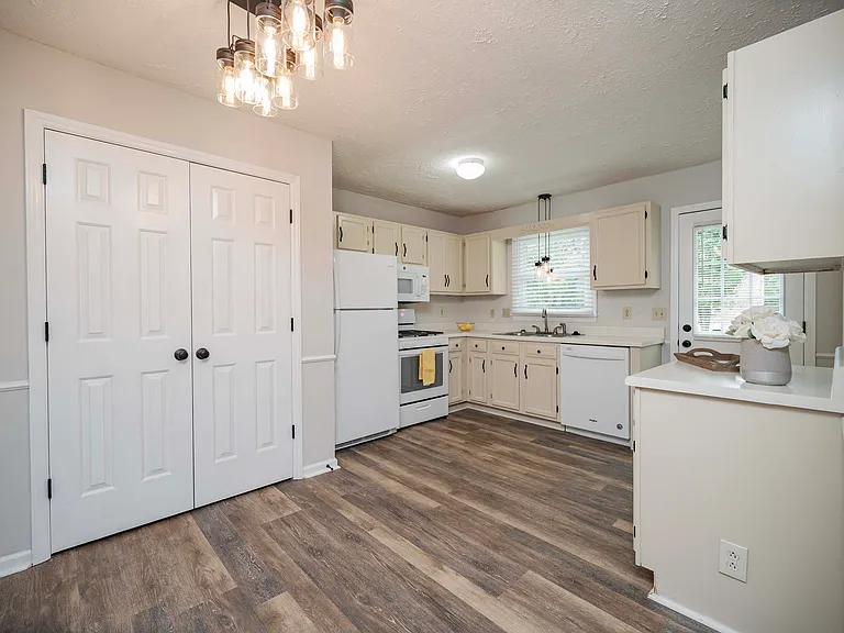 2594 Exeter Dr — Photo 9