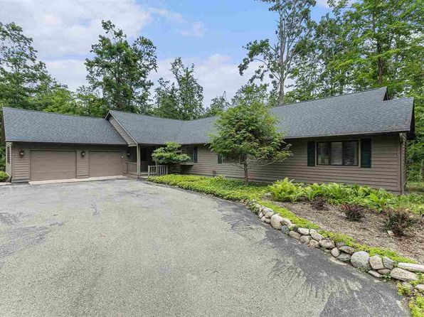 1835 Bluffs Edge