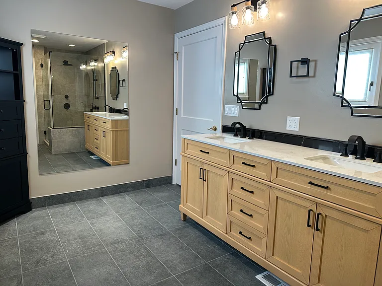 Corner storage at left, full view mirror