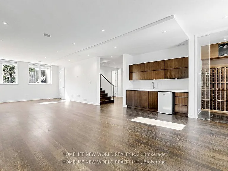 220 Roe Ave — Photo 20