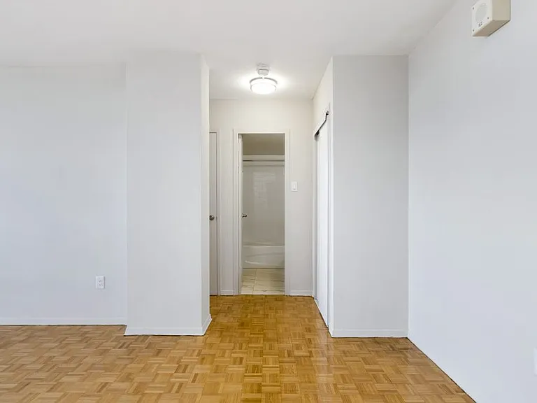 2600 Jane St — Photo 14