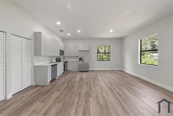 827 Carpenter St E — Photo 23