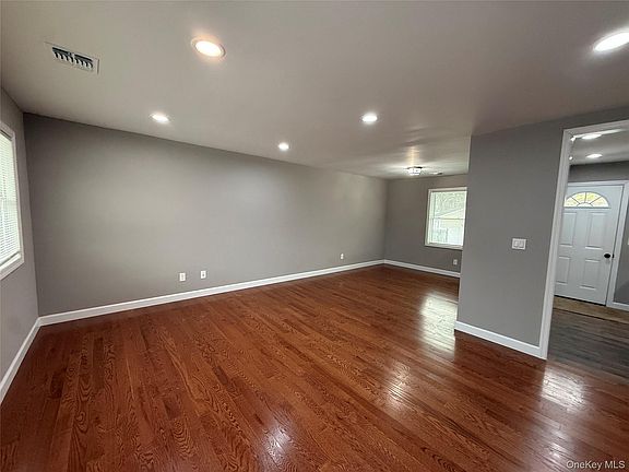 5th image of 1068 Connetquot Avenue
