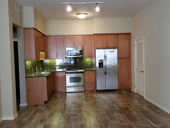 living area, kitchen - 10 ft ceiling