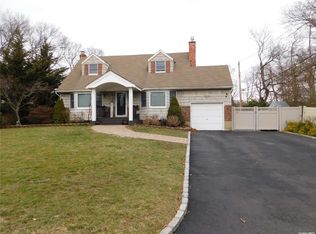 39 Gehrig St, Commack, NY 11725