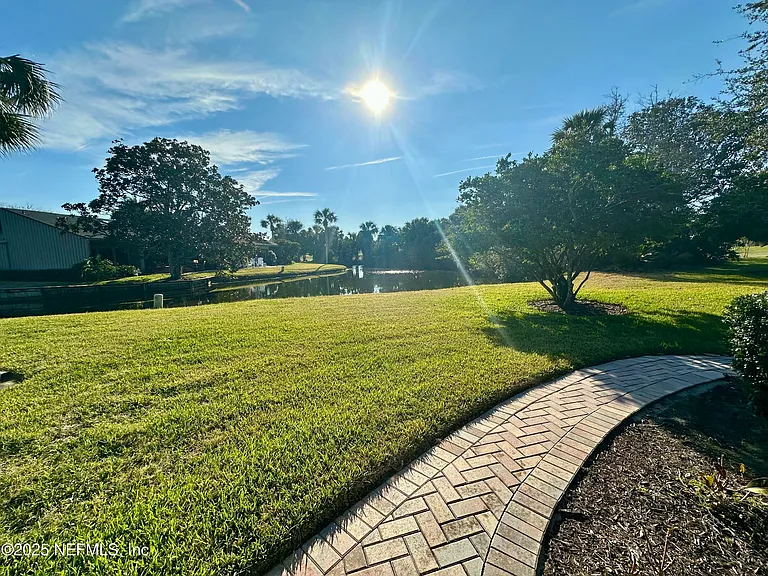 9942 Sawgrass Dr E — Photo 43
