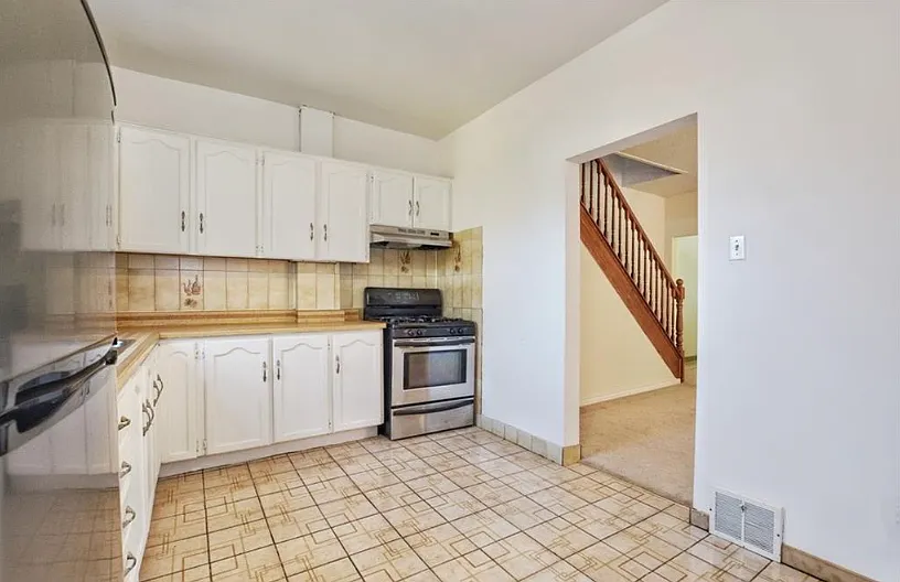 59 Strathcona Avenue, Rooms for Rent — Photo 4