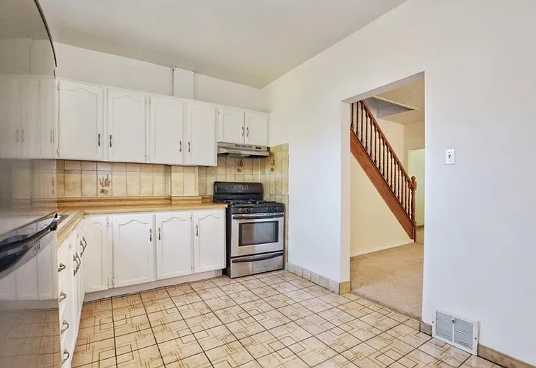 59 Strathcona Ave S #ROOMS — Photo 4