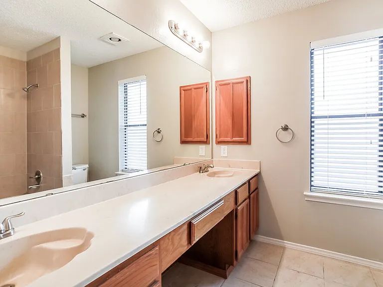 2614 Berkshire Ln — Photo 10