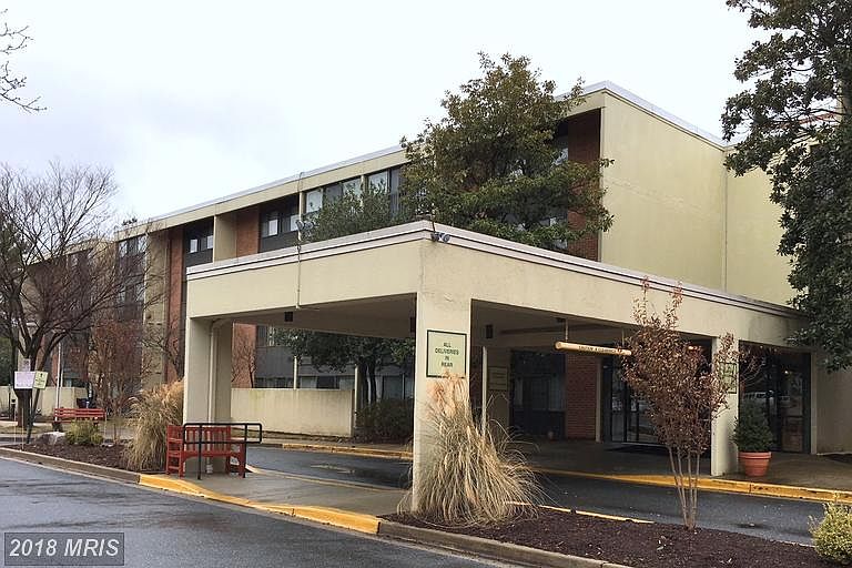 Covered drop-off at front door