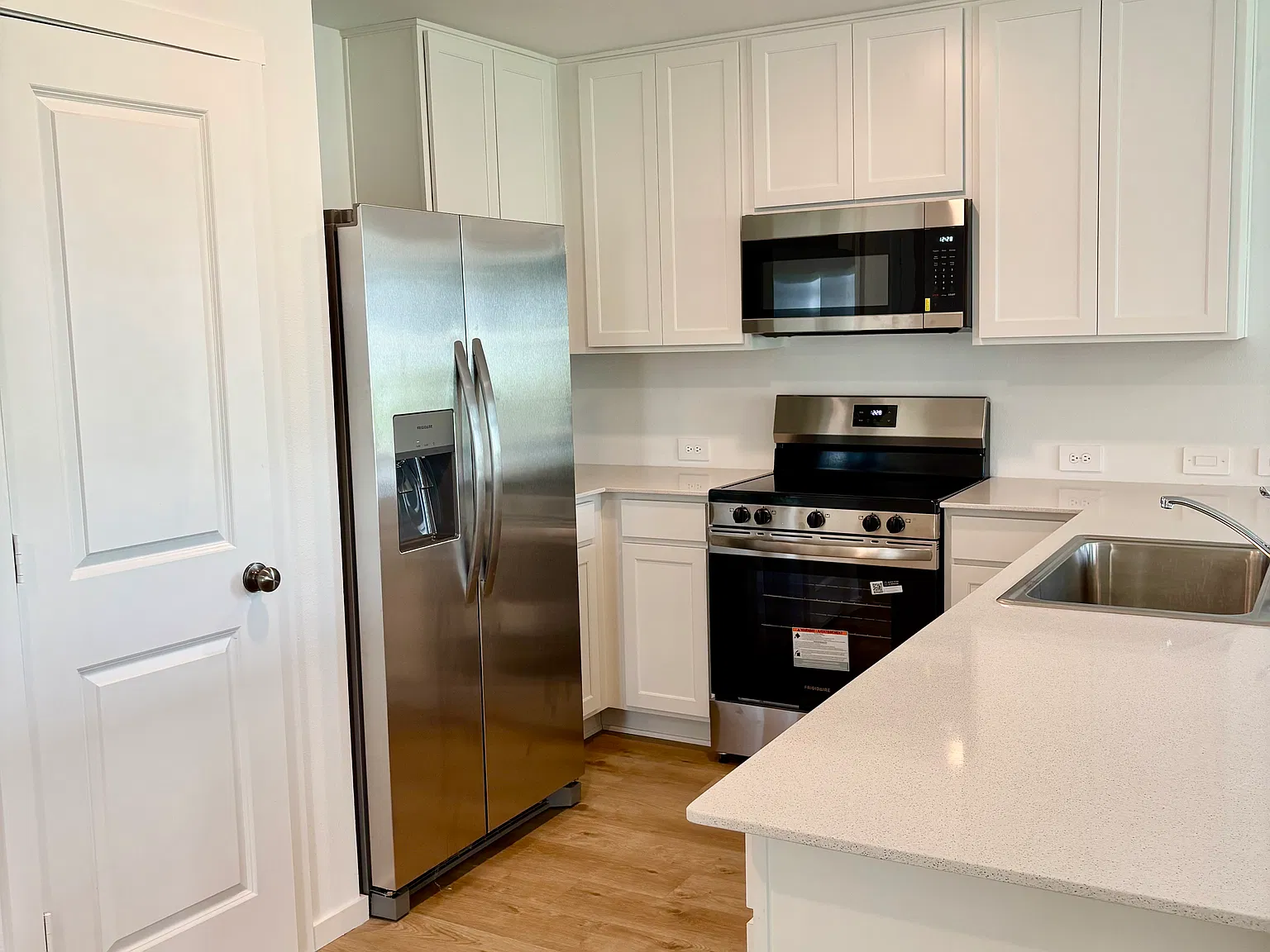 4 bed, 1985 sqft, $1,950 — Photo 2