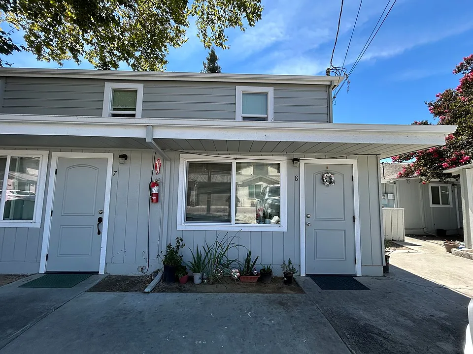 869 San Benito St #8