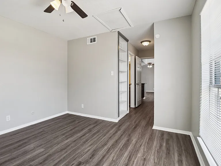 Oak Tree Apartments — Photo 22