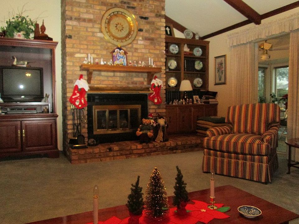 Great Room w/ gas fireplace