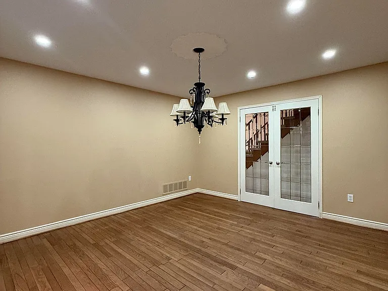 492 Palmtree Cres — Photo 3