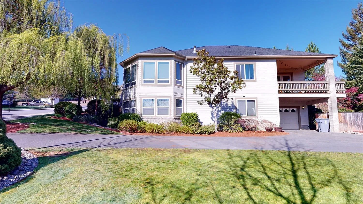 958 NW Valley View Dr photo 1